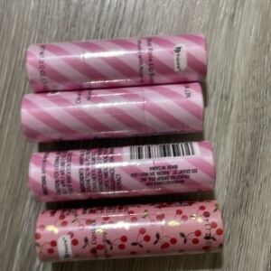 B-pure hydrating 💋 Lipstick and lipglosses 
1 lipstick and 3 clear lipglosses